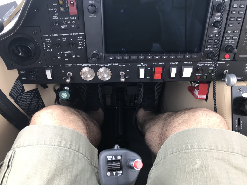 DA62 leg space
