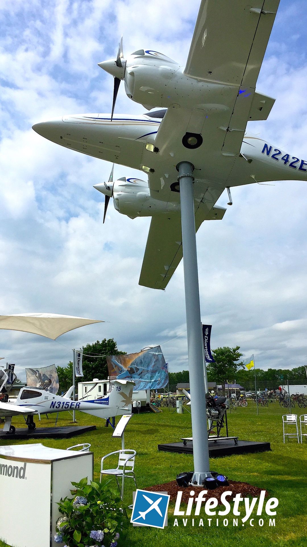 DA42 on a stand